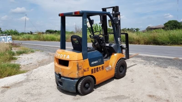 ขายด่วนรถยก TOYOTA7FG15ยก1.5 ตันเสาสูง3เมตรยางตัน4เส้นรถนอกนำเข้ายังไม่เคยใช้งานในเมืองไทยเลย