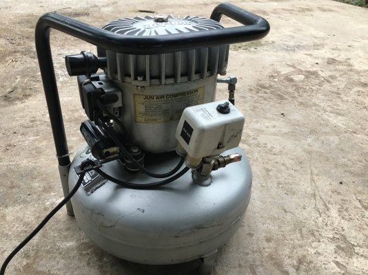 ขายปั๊มลม ถังโดนัท 15ลิตร  เสียบปลั๊กใช้ได้ทันที แรงดันลม8บาร์ สินค้านำเข้าไม่เคยใช้ในไทย