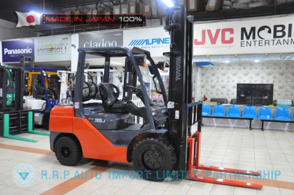 ขายรถโฟล์คลิฟท์มือสอง TOYOTA รุ่น 8FGJ35-30975 นำเข้าจากประเทศญี่ปุ่น 100\% ไม่เคยใช้งานในไทย