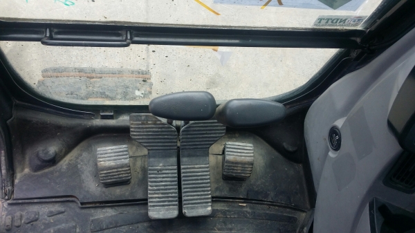 ขายแบคโฮ Kobelco SK135SR-2 YY06 ปี 2010 ชั่วโมงทำงาน 5,885 ชั่วโมง ปีใหม่ๆราคาสวยๆ โทร 061-4194021 พรภวิษย์