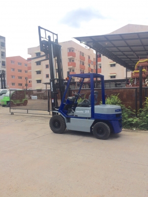 ขายรถยกโฟร์คลิฟท์ยี่ห้อKOMAT'SU ดีเซล  สูง 3 เมตร