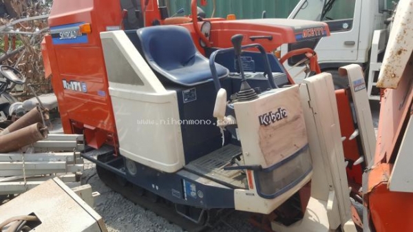 รถเกี่ยวข้าวนั่งขับ  KUBOTA รุ่น R1-171มีชุดปล่องส่งลำเลี้ยงข้าวเปลือก รหัสสินค้า 81004704 ติดต่อ 081-8283376  www.nihonmono.com