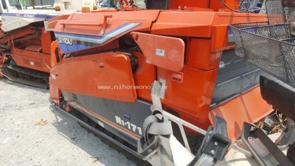 รถเกี่ยวข้าวนั่งขับ  KUBOTA รุ่น R1-171มีชุดปล่องส่งลำเลี้ยงข้าวเปลือก รหัสสินค้า 81004704 ติดต่อ 081-8283376  www.nihonmono.com