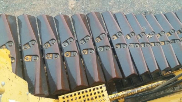 รถแทรคเตอร์ตีนตะขาบ CAT D4 H ตีนเป็ด