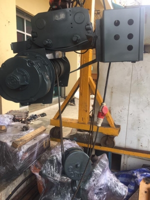 รอกสลิงไฟฟ้า ฮิตาชิ. 2.8 ตัน ยกสูง 6 เมตร 1 สปีด เก่าญี่ปุ่นแท้ ไม่เคยใช้งานในไทย อุปกรณ์ครบ   แปลงไฟเป็น 380 v 3 เฟส   พร้อมสาย 6 เมตรและสวิทช์ 6 ปุ่ม 1สปีด   บิ้วแล้วพร้อมใช้งาน พร้อมรับประกัน 1 ปี