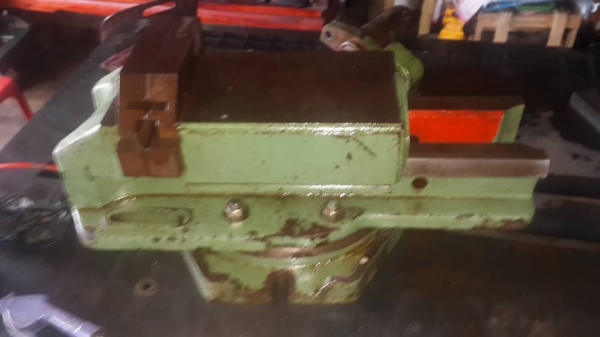 ายครับขายปากกาจับชิ้นงาน สภาพดี ปากกว้าง ประมาณ 8" จับงานได้ยาวสุด ประมาณ 12.5" มีฐานหมุนองศา สภาพดี สภาพนี้ ราคา 12000 บาท 0814583376 เอก ปทุม  &middot;