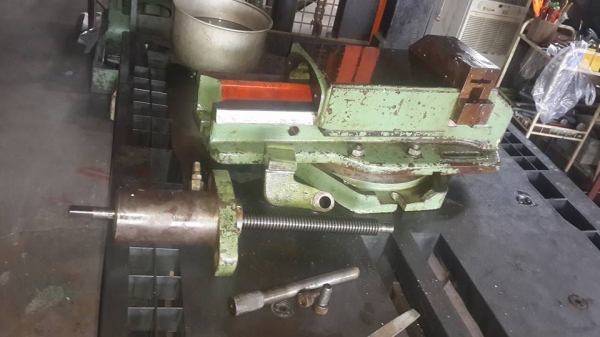 ายครับขายปากกาจับชิ้นงาน สภาพดี ปากกว้าง ประมาณ 8" จับงานได้ยาวสุด ประมาณ 12.5" มีฐานหมุนองศา สภาพดี สภาพนี้ ราคา 12000 บาท 0814583376 เอก ปทุม  &middot;