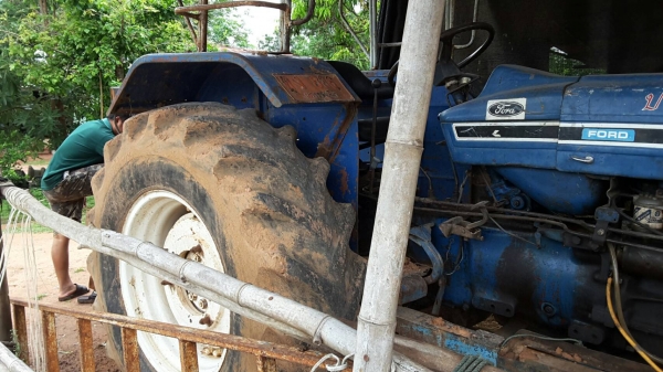 ขายรถไถ Flod  77 เครื่อง  มีเล่มทะเบียนเอกสารครบพร้อมโอน อุปกรใบดันหน้า ผาน 7