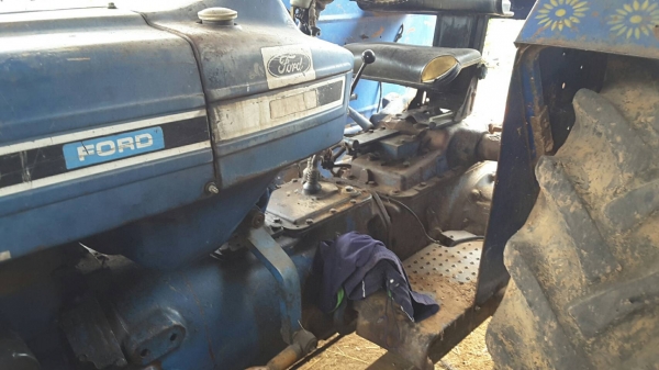 ขายรถไถ Flod  77 เครื่อง  มีเล่มทะเบียนเอกสารครบพร้อมโอน อุปกรใบดันหน้า ผาน 7