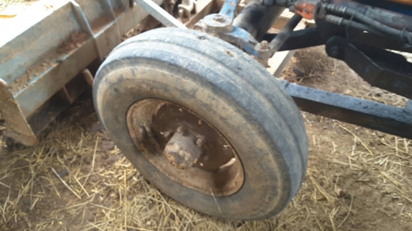 ขายรถไถ Flod  77 เครื่อง  มีเล่มทะเบียนเอกสารครบพร้อมโอน อุปกรใบดันหน้า ผาน 7