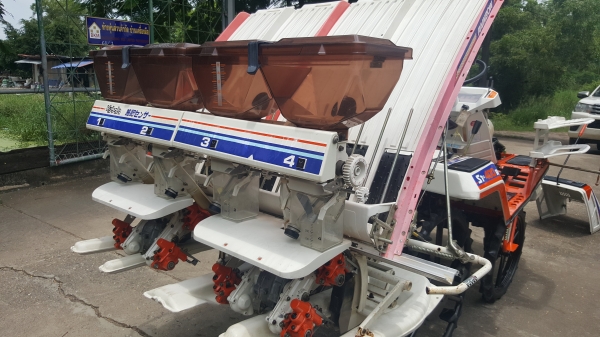 รถดำนา 4 แถว พร้อมตัวหยดปุ๋ย สวยๆๆพร้อมใช้งาน รหัสสินค้า E3 - 21