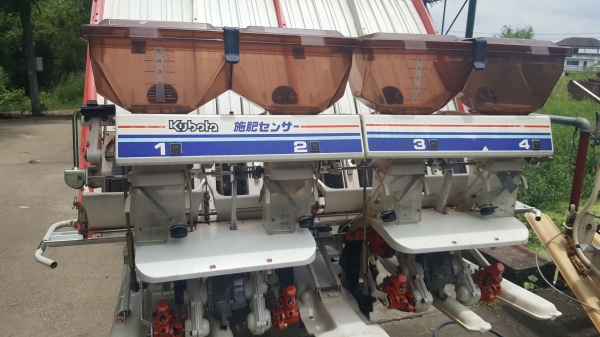 รถดำนา 4 แถว พร้อมตัวหยดปุ๋ย สวยๆๆพร้อมใช้งาน รหัสสินค้า E3 - 21