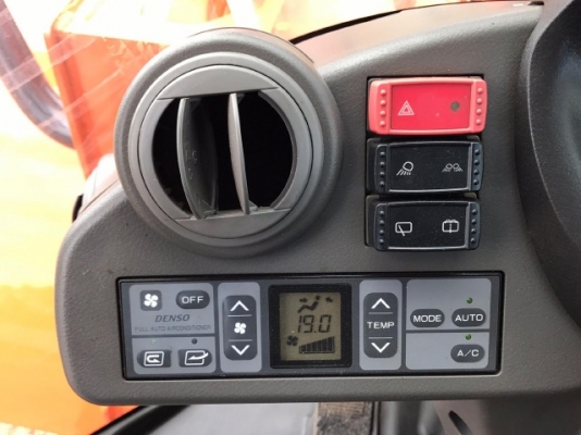 ขายรถตักล้อยาง HITACHI ZW220 (เทียบเท่า WA380-6) รถนอกนำเข้าจากญี่ปุ่น สภาพสวยพร้อมใช้ มีVDOการทำงานครับ ขายรถตักล้อยาง HITACHI ZW220 (เทียบเท่า WA380-6) รถนอกนำเข้าจากญี่ปุ่น สภาพสวยพร้อมใช้ มีVDOการทำงานครับ