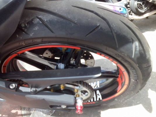 ขาย Yamaha R15 ปี 58 ปลายปี สภาพเครื่องเดีเดิมๆ ภายนอกมีรอยล้มนิดหน่อยด้านซ้ายและขวาตามรูปแปะเบาๆ ไม่ได้ล้มยาว ปีประกันชั้น 1 หมดปีหน้า ยางนอกหน้าและหลังดอกเต็ม ของเดิม รถวิ่งไปสองหมื่นกว่าๆ เล่มพร้อมชุดโอน