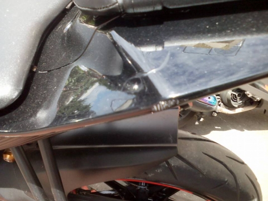 ขาย Yamaha R15 ปี 58 ปลายปี สภาพเครื่องเดีเดิมๆ ภายนอกมีรอยล้มนิดหน่อยด้านซ้ายและขวาตามรูปแปะเบาๆ ไม่ได้ล้มยาว ปีประกันชั้น 1 หมดปีหน้า ยางนอกหน้าและหลังดอกเต็ม ของเดิม รถวิ่งไปสองหมื่นกว่าๆ เล่มพร้อมชุดโอน