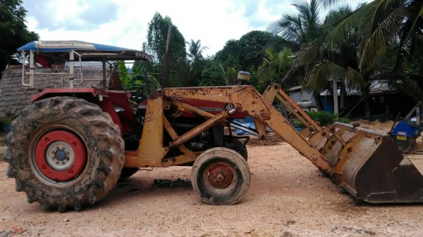 รถไถแม็กซี165เพลาเหลื่อมท่อขวาพร้อมตัวตัก รถไถแม็กซี165เพลาเหลื่อมท่อขวาพร้อมตัวตัก