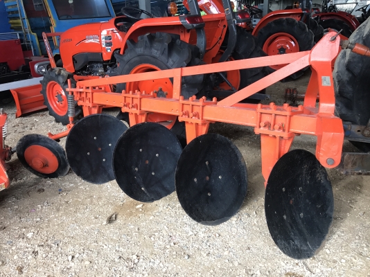 ขายรถไถคูโบต้า M8540(4WD)2เพลา สภาพเหมือนใหม่ ใช้แค่ตัดหญ้าในสวน ทำงาน362 ชั่วโมง  จดทะเบียนปีรถปี 58  ขายราคา 898,000 บาท อุปกรณ์ใบดันหน้าและผานไถบุกเบิก  สนใจโทร 081-9136451 , 087-8390653 ขอดูรูปเพิ่มเติมได้ทาง line:bow6451 ค่ะ  ราคาพร้อมจัดส่งฟรีค่ะ เล