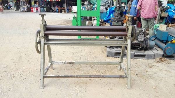 ** SOLD ** เครื่องม้วนมือหมุน 4 ฟุต 120 cm เพลา 3" ม้วนไม่เกิน 2 mm สภาพสวยพร้อมใช้