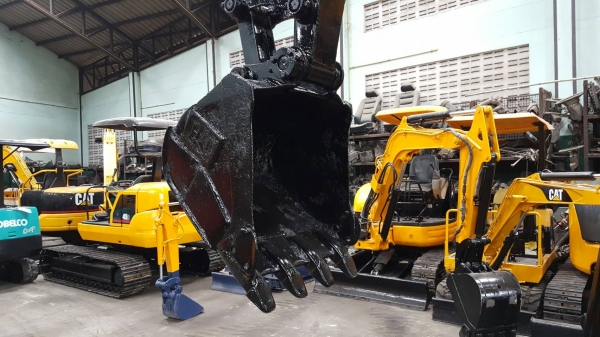 ขาย รถขุด CATERPILLAR รุ่น 303CR มือสองญี่ปุ่น แทรกเหล็ก สวยพร้อมใช้งาน ทำงานดี ทุกระบบ  มือถือ/LINE ID : 0818753444