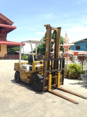 ขายรถโฟร์คลิฟท์ยี่ห้อTCM3ตันเสาสูง4เมตร