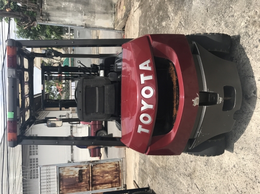 ขายรถโฟล์คลิฟท์มือสองสภาพดีเยี่ยม TOYOTA รุ่น 7FD25 เครื่องดีเซล เบาะยางสภาพสวย สามารถสไลด์งาออโต้ !! นำเข้าเองจากประเทศญี่ปุ่น 100\% ไม่เคยผ่านการใช้งานในไทยเลย