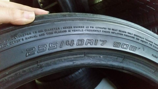 สายซิ่งยางซอฟ ดันลอปคู่หลังสวยๆดอกเจ็บๆ 235-40R17 มี2เส้น สายซิ่งยางซอฟ ดันลอปคู่หลังสวยๆดอกเจ็บๆ 235-40R17 มี2เส้น