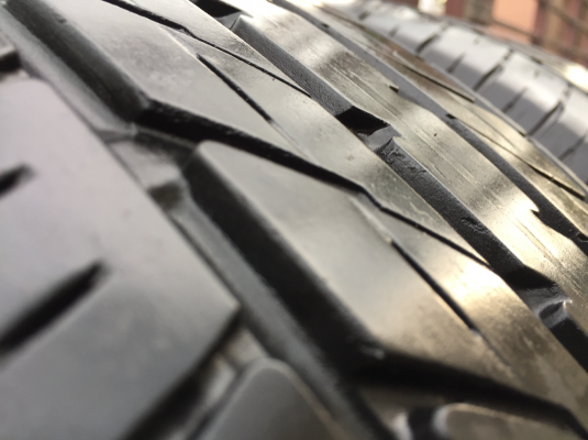 ยาง Toyo 235 50 18 สิ้นปี15 ดอกเต็ม ใช้ยาว ราคาไม่แพง