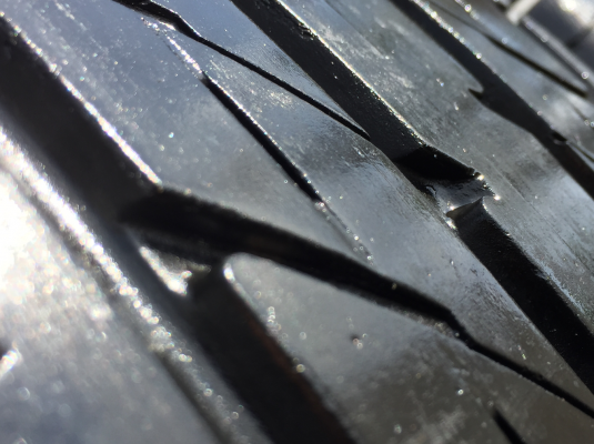 ยาง Toyo 235 50 18 สิ้นปี15 ดอกเต็ม ใช้ยาว ราคาไม่แพง