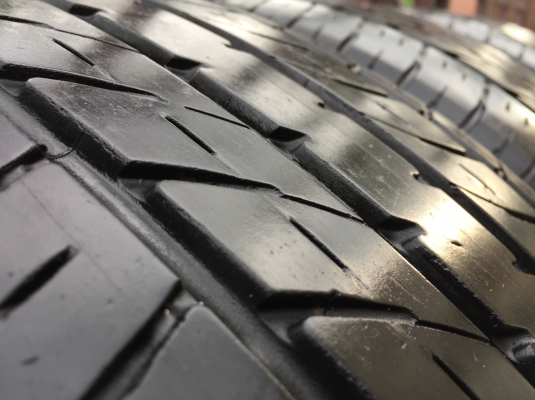 ยาง Toyo 235 50 18 สิ้นปี15 ดอกเต็ม ใช้ยาว ราคาไม่แพง