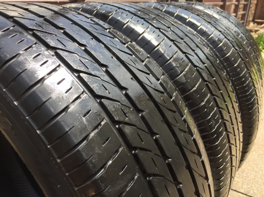 ยาง Toyo 235 50 18 สิ้นปี15 ดอกเต็ม ใช้ยาว ราคาไม่แพง