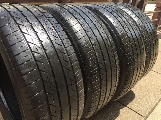 ยาง Toyo 235 50 18 สิ้นปี15 ดอกเต็ม ใช้ยาว ราคาไม่แพง