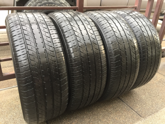 ยาง Toyo 235 50 18 สิ้นปี15 ดอกเต็ม ใช้ยาว ราคาไม่แพง