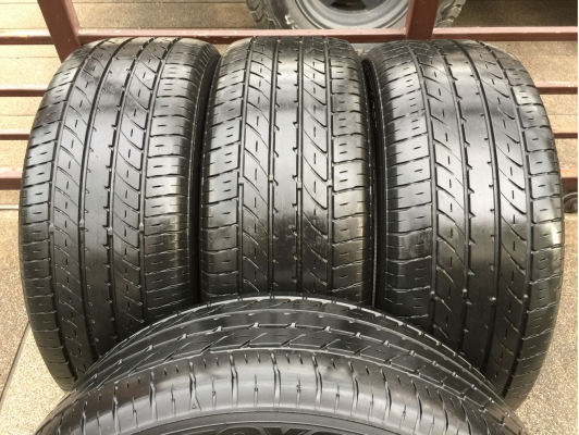 ยาง Toyo 235 50 18 สิ้นปี15 ดอกเต็ม ใช้ยาว ราคาไม่แพง