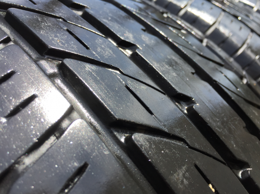 ยาง Toyo 235 50 18 สิ้นปี15 ดอกเต็ม ใช้ยาว ราคาไม่แพง