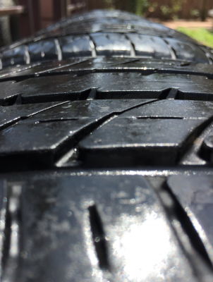 ยาง Toyo 235 50 18 สิ้นปี15 ดอกเต็ม ใช้ยาว ราคาไม่แพง