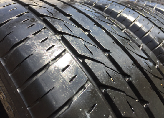 ยาง Toyo 235 50 18 สิ้นปี15 ดอกเต็ม ใช้ยาว ราคาไม่แพง