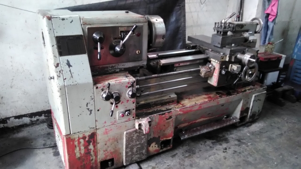 **ขายถูกๆเครื่องกลึงมือสองจากญี่ปุ่น** SATO 6 ฟุต พวงมาลัยขวา คอม้าถอดได้ หัวจับ10นิ้ว แน่นๆ พร้อมใช้งานครับ