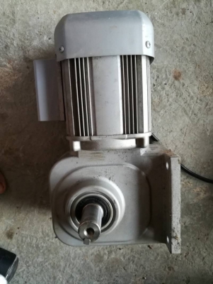 1400 บ. ส่งฟรี083-2000058  LINE ID: line832923 มอเตอร์เกียร์ทดรอบ ยี่ห้อ MITSUBISHI ขนาดกำลัง 200 W. แบบเพลาออกด้านข้างขนาดเพลาขับโต 25 mm. มีอัตราทด 1:30 พร้อมต่อใช้ไฟบ้าน 220 V.ได้เลย