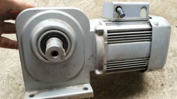 1400 บ. ส่งฟรี083-2000058  LINE ID: line832923 มอเตอร์เกียร์ทดรอบ ยี่ห้อ MITSUBISHI ขนาดกำลัง 200 W. แบบเพลาออกด้านข้างขนาดเพลาขับโต 25 mm. มีอัตราทด 1:30 พร้อมต่อใช้ไฟบ้าน 220 V.ได้เลย