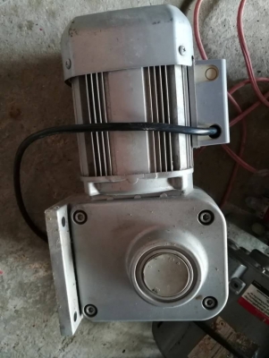 1400 บ. ส่งฟรี083-2000058  LINE ID: line832923 มอเตอร์เกียร์ทดรอบ ยี่ห้อ MITSUBISHI ขนาดกำลัง 200 W. แบบเพลาออกด้านข้างขนาดเพลาขับโต 25 mm. มีอัตราทด 1:30 พร้อมต่อใช้ไฟบ้าน 220 V.ได้เลย