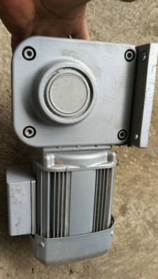 1400 บ. ส่งฟรี083-2000058  LINE ID: line832923 มอเตอร์เกียร์ทดรอบ ยี่ห้อ MITSUBISHI ขนาดกำลัง 200 W. แบบเพลาออกด้านข้างขนาดเพลาขับโต 25 mm. มีอัตราทด 1:30 พร้อมต่อใช้ไฟบ้าน 220 V.ได้เลย