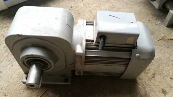 1400 บ. ส่งฟรี083-2000058 LINE ID: line832923 มอเตอร์เกียร์ทดรอบ ยี่ห้อ MITSUBISHI ขนาดกำลัง 200 W. 