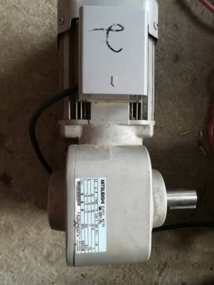 1400 บ. ส่งฟรี083-2000058  LINE ID: line832923 มอเตอร์เกียร์ทดรอบ ยี่ห้อ MITSUBISHI ขนาดกำลัง 200 W. แบบเพลาออกด้านข้างขนาดเพลาขับโต 25 mm. มีอัตราทด 1:30 พร้อมต่อใช้ไฟบ้าน 220 V.ได้เลย