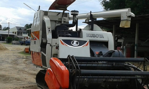 รถเกี่ยวข้าวคูโบต้า  DC 70 g  พร้อมเทลเลอร์