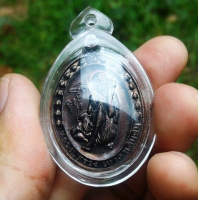 หลวงปู่สรวง ออยเตียนสลูน เทวดาเดินดิน วัดไพรพัฒนา ศรีสะเกษ รุ่นเศรษฐีอุดมทรัพย์ พระแท้เลี่ยมกันน้ำพร้อมใช้ แขวนสบายใจ