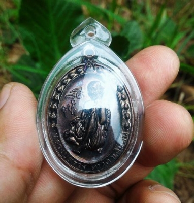 หลวงปู่สรวง ออยเตียนสลูน เทวดาเดินดิน วัดไพรพัฒนา ศรีสะเกษ รุ่นเศรษฐีอุดมทรัพย์ พระแท้เลี่ยมกันน้ำพร้อมใช้ แขวนสบายใจ