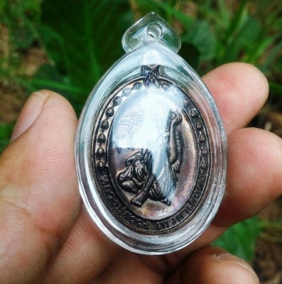 หลวงปู่สรวง ออยเตียนสลูน เทวดาเดินดิน วัดไพรพัฒนา ศรีสะเกษ รุ่นเศรษฐีอุดมทรัพย์ พระแท้เลี่ยมกันน้ำพร้อมใช้ แขวนสบายใจ