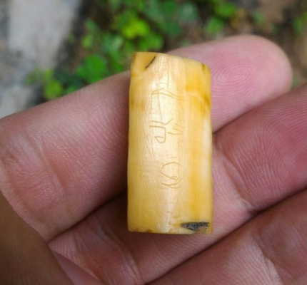 เครื่องรางโบราณ E09 แกะสลักด้วยมือล้วน ด้านหน้ามีคราบเดิม ด้านหลังจารยันต์ มีอายุมากกว่า 80ปี แต่เดิมเลี่ยมกรอบกันน้ำไว้ เนื้อสวยของดีดูง่าย