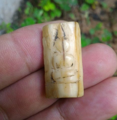 เครื่องรางโบราณ E09 แกะสลักด้วยมือล้วน ด้านหน้ามีคราบเดิม ด้านหลังจารยันต์ มีอายุมากกว่า 80ปี แต่เดิมเลี่ยมกรอบกันน้ำไว้ เนื้อสวยของดีดูง่าย