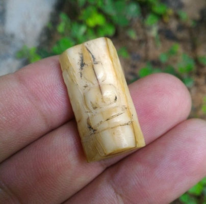 เครื่องรางโบราณ E09 แกะสลักด้วยมือล้วน ด้านหน้ามีคราบเดิม ด้านหลังจารยันต์ มีอายุมากกว่า 80ปี แต่เดิมเลี่ยมกรอบกันน้ำไว้ เนื้อสวยของดีดูง่าย